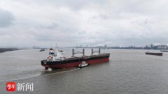 新年首日，南通引航站引领“海嘉新加坡”轮扬帆出海