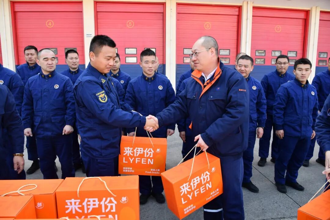 公司带领带队慰问化工区消防救济支队