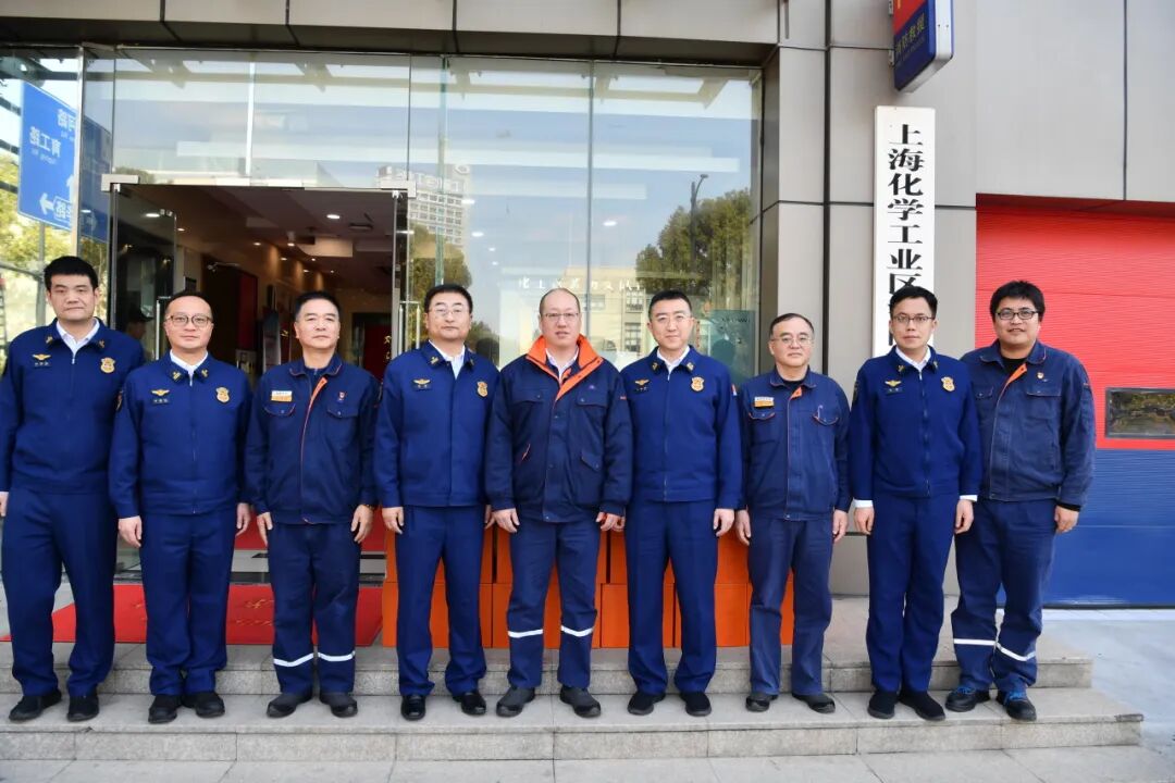 公司带领带队慰问化工区消防救济支队