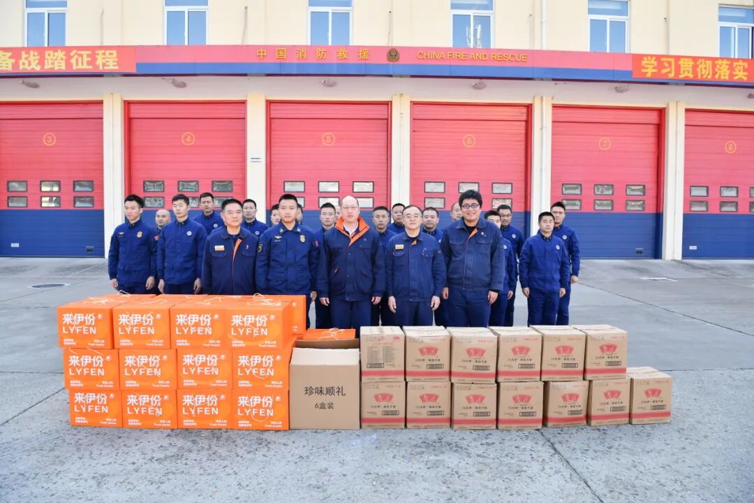 公司带领带队慰问化工区消防救济支队