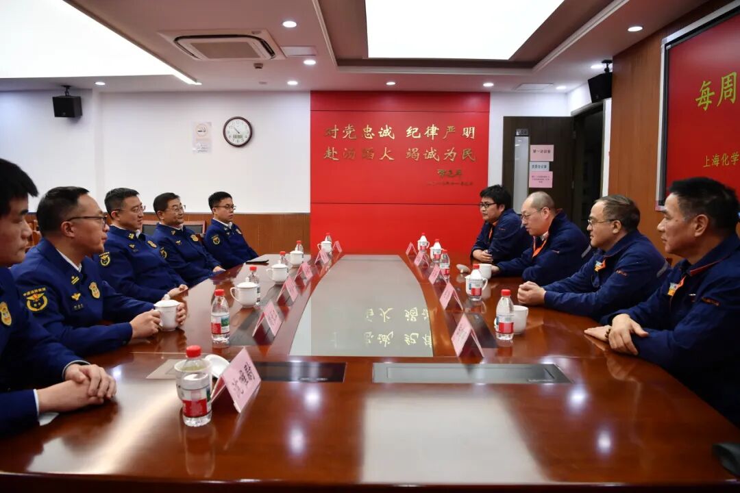 公司带领带队慰问化工区消防救济支队