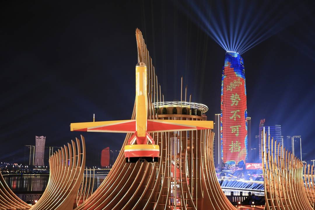 7天极速响应 ！“四川造”中庞大无人机点亮总台春晚夜空