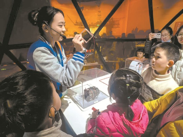 申城新春科普导览“人机大战”：一场暖与智的双向奔赴