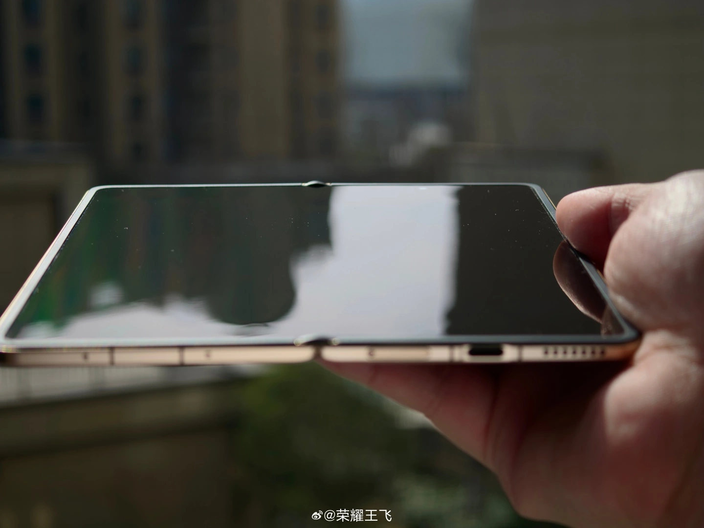 折痕几近看不见：荣耀方飞晒 Magic V6 内屏，称折叠屏前提应是不当协的轻薄 ...