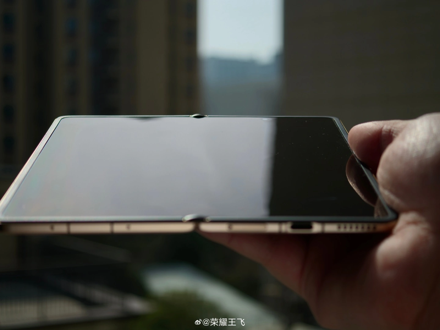 折痕几近看不见：荣耀方飞晒 Magic V6 内屏，称折叠屏前提应是不当协的轻薄 ...