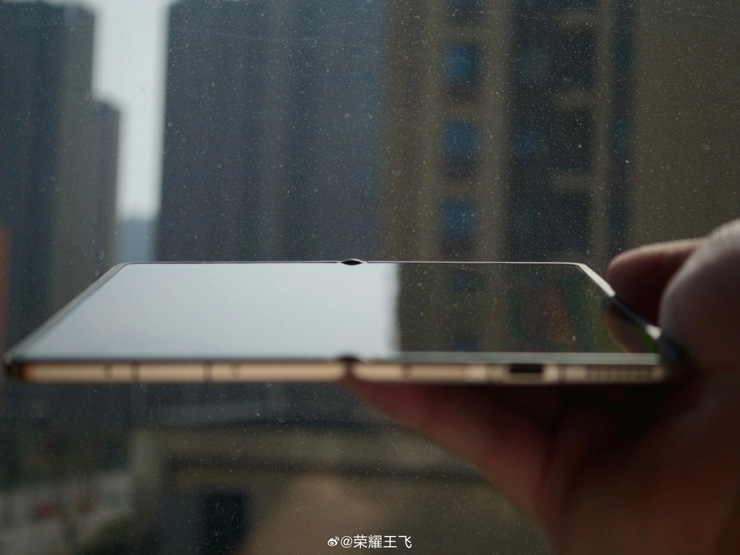 折痕几近看不见：荣耀方飞晒 Magic V6 内屏，称折叠屏前提应是不当协的轻薄 ...