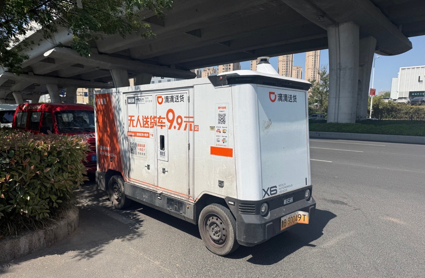 一线调研｜“9.9元跑30多千米” 青岛成无人车角力场：从高价抢客到基建卡位 新石器、 ...