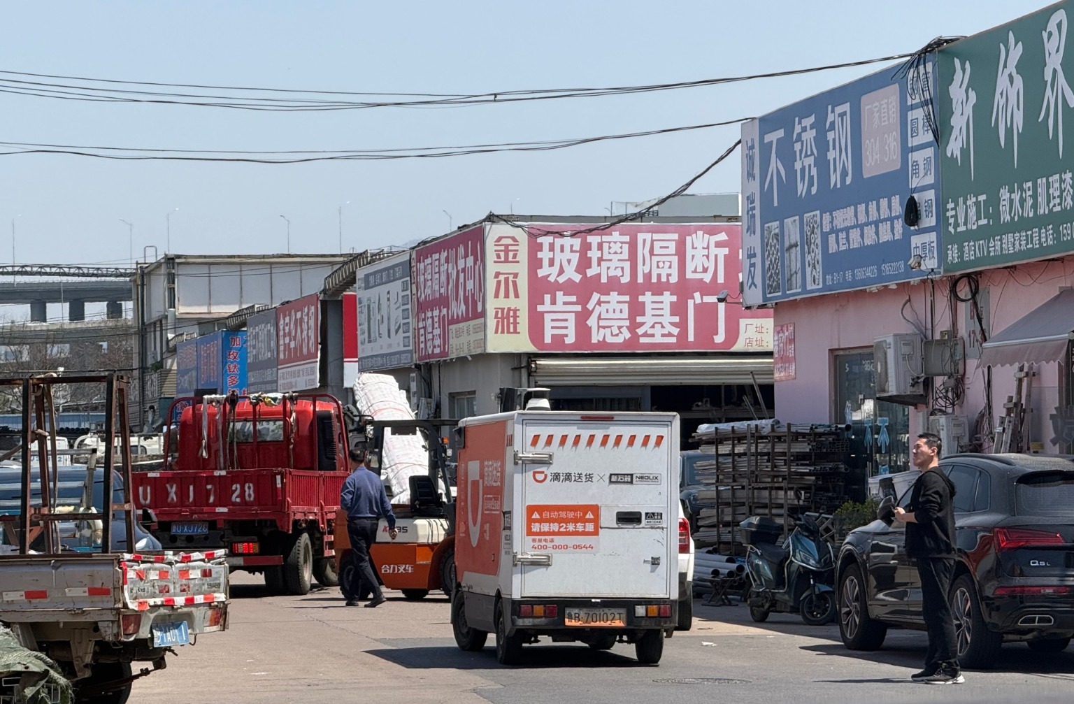 一线调研｜“9.9元跑30多千米” 青岛成无人车角力场：从高价抢客到基建卡位 新石器、 ...