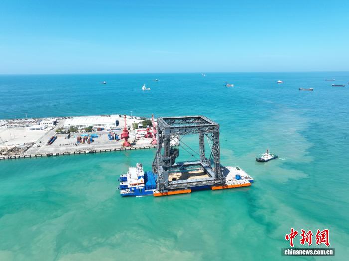 中国首艘火箭网系接纳船舶“领航者”首次靠泊三亚