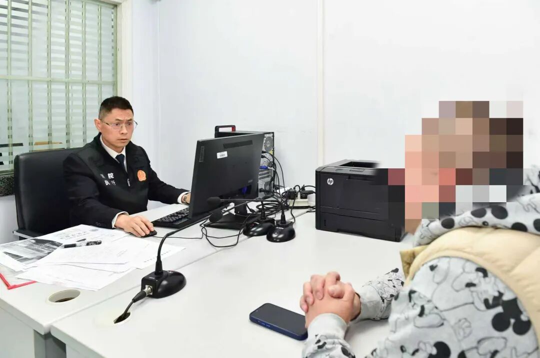多次违规飞出国？宝贵赛鸽直播卖？黄浦法院分散执行直击违反限高令现场！ ...