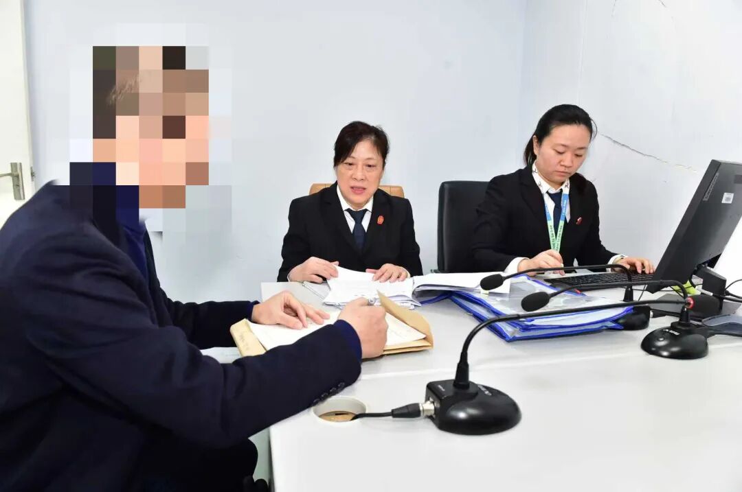 多次违规飞出国？宝贵赛鸽直播卖？黄浦法院分散执行直击违反限高令现场！ ...
